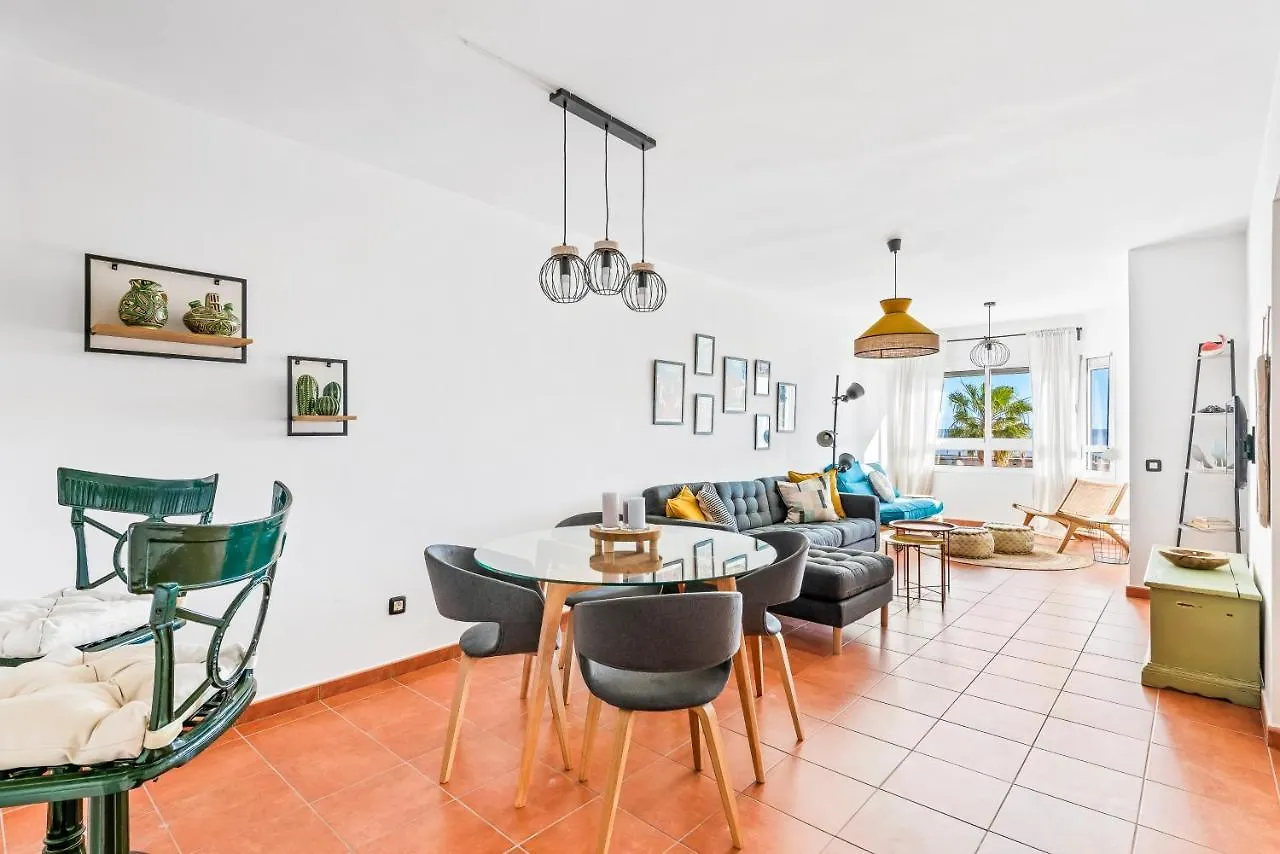 Artistic Beachfront Apartment With Ocean Views elérhetőségei